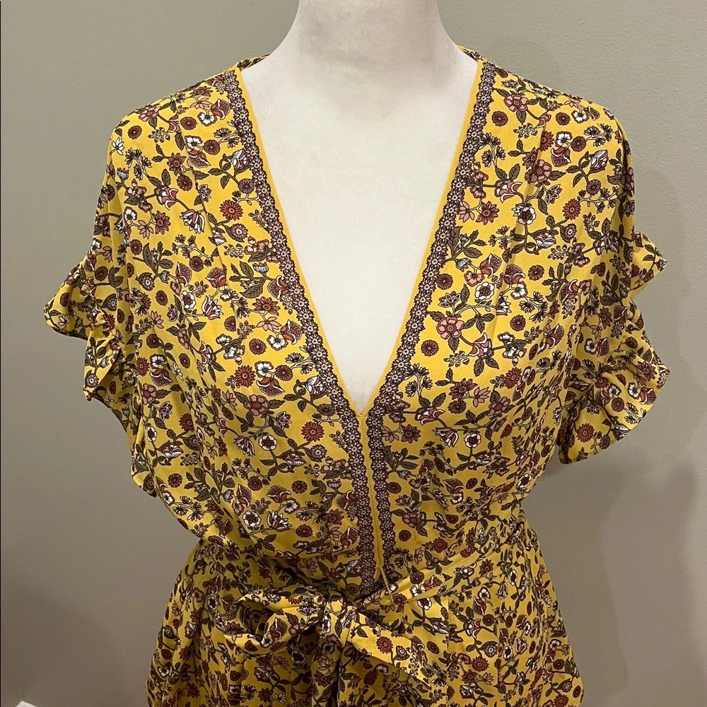 Max Studio Floral Pleated V Neck Tie Waist Blouse Top Size Medium - Picture 2 of 8